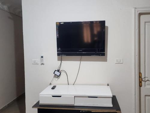 uma televisão de ecrã plano pendurada numa parede em شقه الهاني em Marsa Matruh