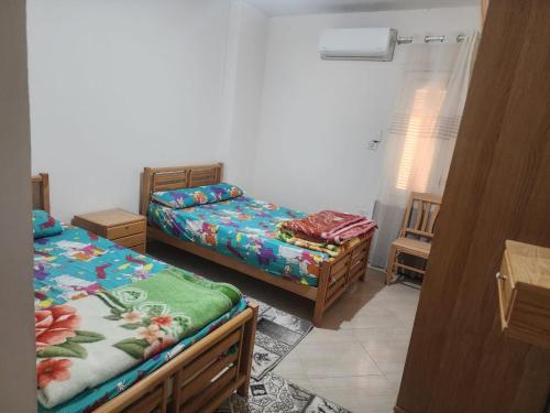 um quarto com 2 camas e uma janela em شقه الهاني em Marsa Matruh