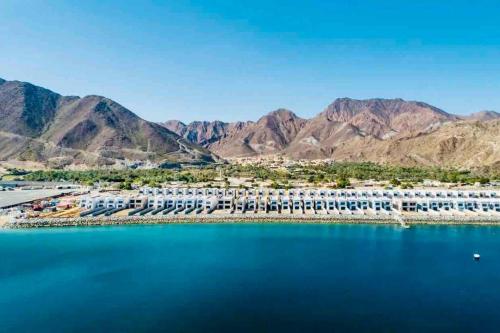 Vistas a un complejo con montañas en el fondo en Ocean View Villa, en Fujairah