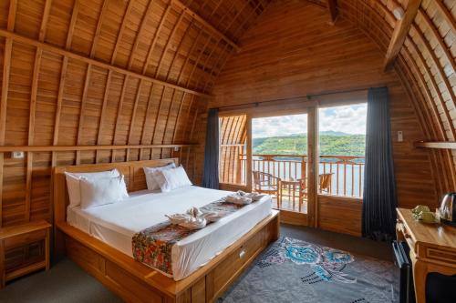 a bedroom with a bed in a room with a window at Butterfly Villas Nusa Ceningan in Nusa Lembongan