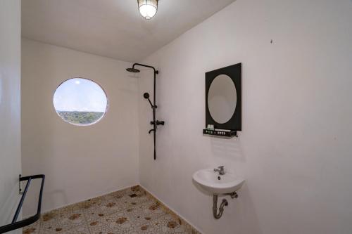 a bathroom with a sink and a window at Butterfly Villas Nusa Ceningan in Nusa Lembongan