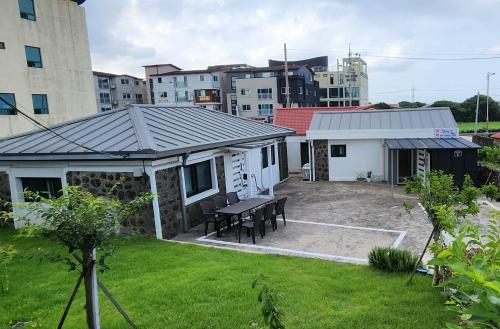 ソギポにあるHospitable Houseの庭にピクニックテーブルがある小さな家