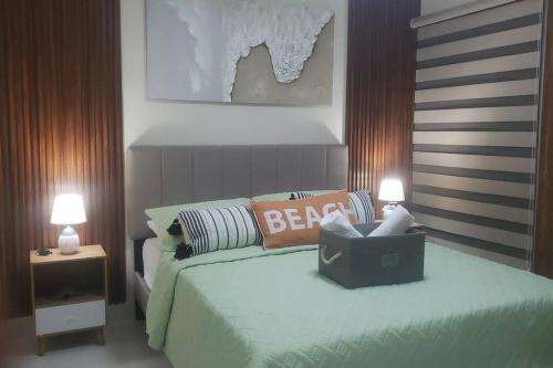 a bedroom with a bed with two lamps on it at Estrella de luz penthouse a estrenar in Santiago de los Caballeros