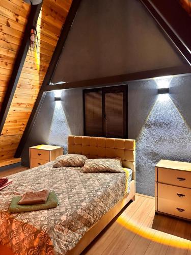 een slaapkamer met een bed en twee nachtkastjes bij Kahraman Bungalow in Sapanca