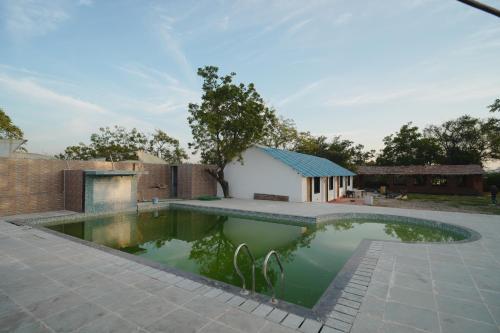 a swimming pool in the middle of a courtyard at Bharat Lake view Resort- Pure Veg Restaurant in Udaipur