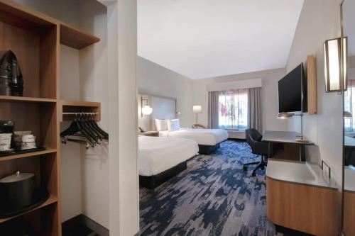Letto o letti in una camera di Fairfield Inn & Suites by Marriott Greenwood