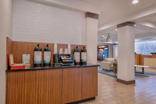 Set per la preparazione di tè e caffè presso Fairfield Inn & Suites by Marriott Greenwood