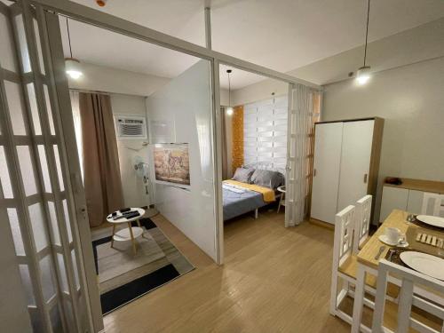 Zimmer mit einem Schlafzimmer mit einem Bett und einem Spiegel in der Unterkunft Sojourn at SMDC Hope Residences in Trece Martires
