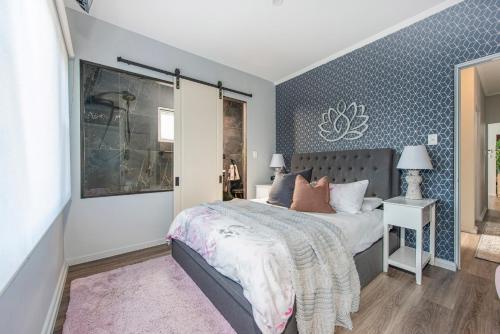 A bed or beds in a room at Bright and Beautiful in Burwood