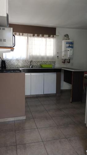 een keuken met een spoelbak en een aanrechtblad bij Los Ceibos dpto para 4 personas in Estancia Vieja