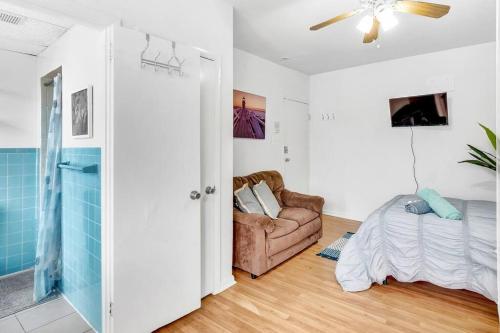 sypialnia z łóżkiem i kanapą w pokoju w obiekcie Private Remodeled Studio In Vibrant Center City w Filadelfii