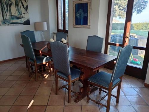 - une salle à manger avec une table et des chaises en bois dans l'établissement Villa delle Fonti di Portonovo, à Ancône