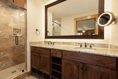 a bathroom with two sinks and a shower at 2BR Westgate Resort Sleeps 10 - Smoky Mtn Condo with Free Water Park in Gatlinburg