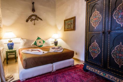 Un pat sau paturi într-o cameră la Riad dar Ourika