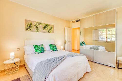 een slaapkamer met een groot bed en een badkamer bij Life El Presidente Penthouse Pool View in Estepona