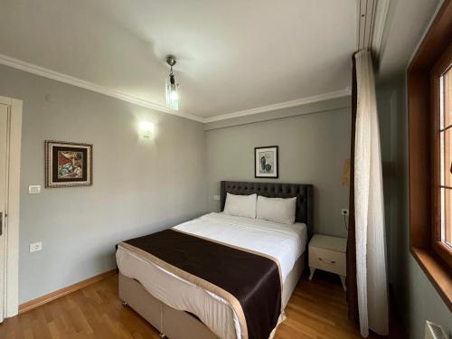 - une chambre avec un grand lit dans l'établissement Gulhane Hotel Old City, à Istanbul