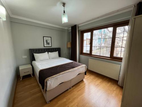 1 dormitorio con 1 cama y 2 ventanas. en Gulhane Hotel Old City, en Estambul