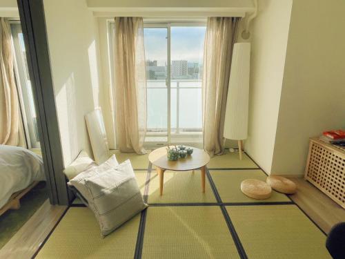 Habitación con cama, mesa y ventana en 琢居．日暮里布里斯托酒店 Nippori Bristol Hotel, en Tokio