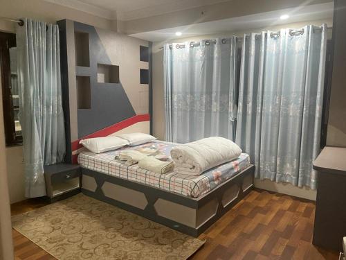 Tempat tidur dalam kamar di Basistha Home