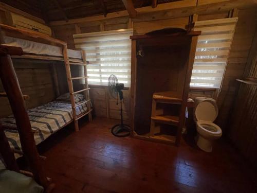 Uma ou mais camas em beliche num quarto em Cheerful 3-bedroom holiday beach cabin.