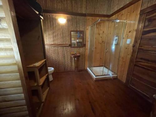 Uma casa de banho em Cheerful 3-bedroom holiday beach cabin.