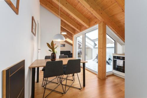 a kitchen and dining room with a table and chairs at Stadtdomizil Schladming by Schladming-Appartements in Schladming