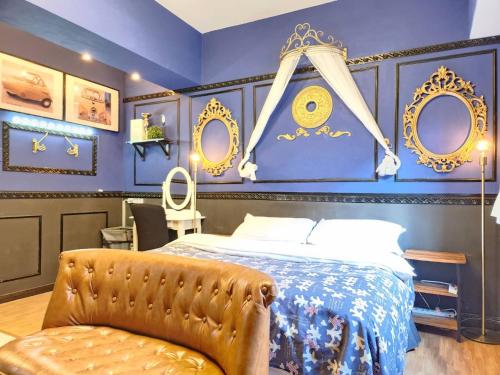 a bedroom with blue walls and a bed and a chair at 一中喵喵 有統編收據 禁菸 非自助 in Taichung