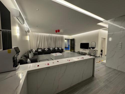 uma grande cozinha e sala de estar com um sofá em شاليه الرتاج الفندقي em Buraydah