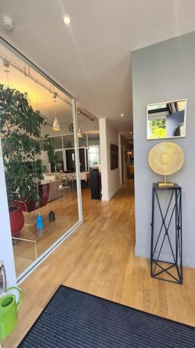 un salon avec une grande fenêtre en verre et une table dans l'établissement Le loft de Vincennes, à Vincennes