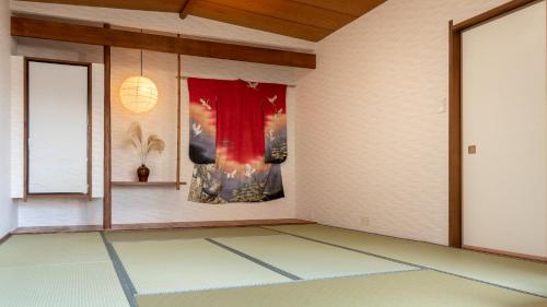 um quarto com duas pinturas na parede em Geisha House Atami - fireworks view em Atami