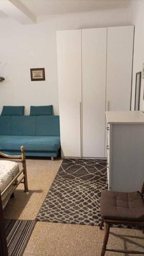 ein Wohnzimmer mit Sofa und blauem Sofa in der Unterkunft Bilocale Del Borgo - SELF CHECKIN H24 in Bologna