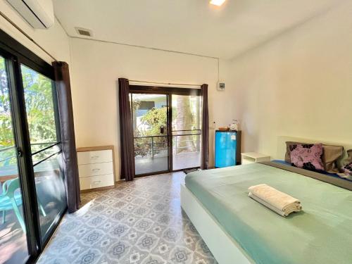 象島的住宿－Sleep Inn - Lonely Beach，一间卧室设有一张床和一个大窗户