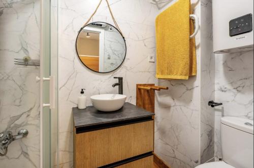 un baño con lavabo y espejo en Estudio Jimena Alcazaba, en Sierra Nevada