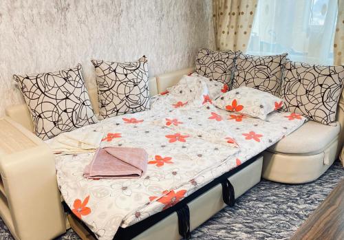 a bedroom with a bed with a flowery comforter at Апартамент Панорама Трявна - кът за отдих, въздухолечение и почивка in Tryavna