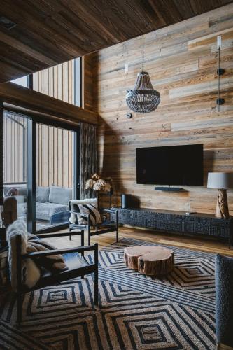 a living room with a couch and a tv at Jänkä Townhouse in Levi