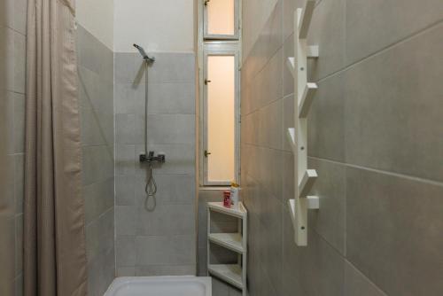 uma casa de banho com um chuveiro, um WC e um lavatório. em Victoriei Square Apartment em Timişoara