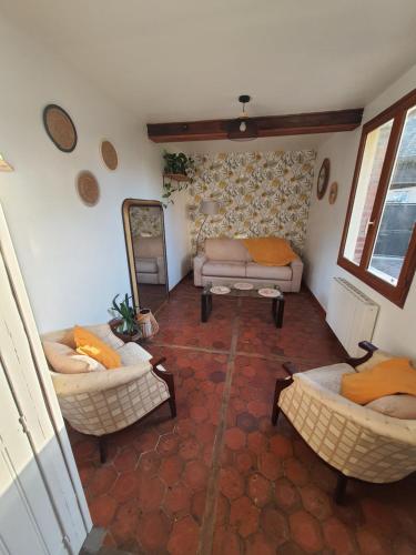 - un salon avec deux canapés et un miroir dans l'établissement La Maison Nasona, à Bresles