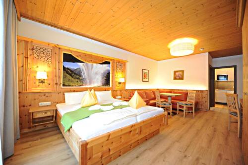 Postel nebo postele na pokoji v ubytování Ski in Ski out Hotel Unterellmau