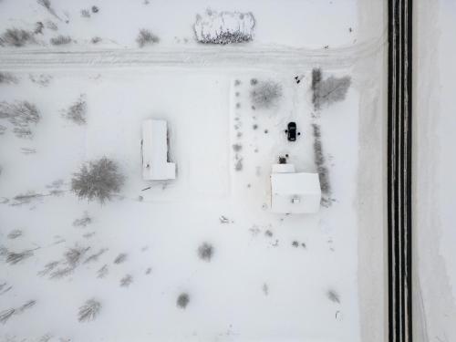 - une vue sur le plafond d'une chambre avec de la neige sur les murs dans l'établissement Beekeepers House, à Ruovesi