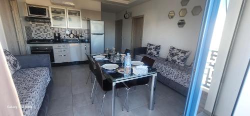 Una cocina o zona de cocina en Super appartement vue sur mer et à 2 minutes de la plage de Martil.