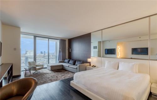 um quarto de hotel com uma cama grande e uma sala de estar em Palms Luxury Oasis Iconic Strip View w/balcony em Las Vegas