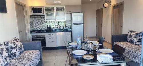 Una cocina o zona de cocina en Super appartement vue sur mer et à 2 minutes de la plage de Martil.