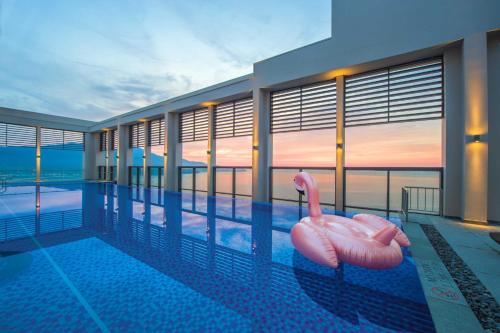 ダナンにあるLuxury 2Bedroom Apartment with Ocean view 25th Floorのピンクのフラミンゴが入ったスイミングプール
