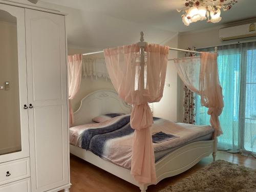 En eller flere senger på et rom på Maliwan House
