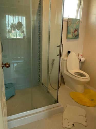班帕派的住宿－Maliwan House，一间带卫生间和玻璃淋浴间的浴室