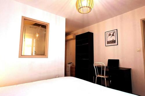 une chambre avec un lit, une chaise et un miroir dans l'établissement * Le Biou * Hyper Centre D'Avignon, à Avignon