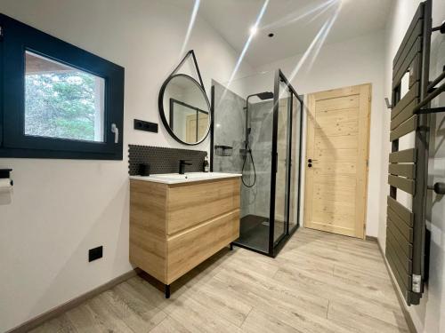 Kylpyhuone majoituspaikassa Chalet moderne 10 personnes