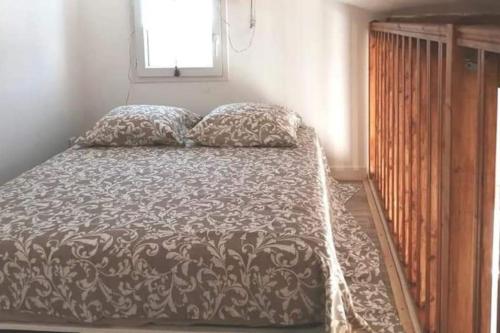 un lit avec deux oreillers dessus dans une chambre dans l'établissement La Baraquette Cévenole, à Laroque