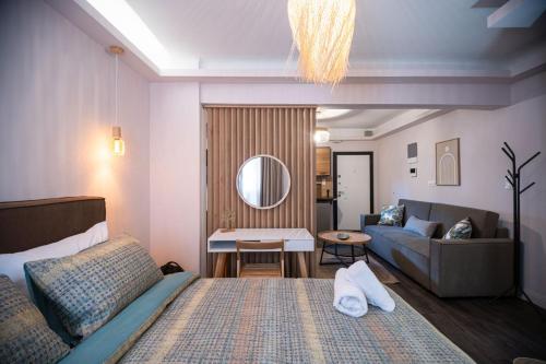 Ένα ή περισσότερα κρεβάτια σε δωμάτιο στο Niki Athens Suites - Urban apartment in Athens Center