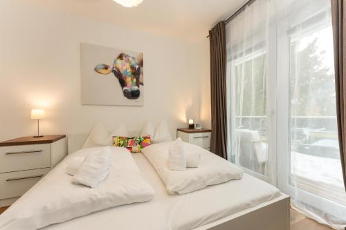 een slaapkamer met een bed met een koeienkop aan de muur bij Appartement Traumblick by Schladming Appartements in Schladming